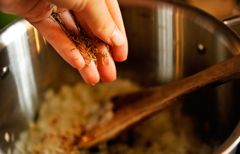 1. Этап. Томатный суп в хлебе: Теперь добавляем: по щепотке розмарина, черного молотого перца и красного перца. Все перемешиваем.