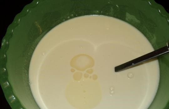 1. Этап. Блинчики с куриной печенью: 5. Загустевшее тесто разбавить водой и добавить немного растительного масла. Все тщательно перемешать.