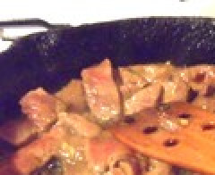 1. Этап. Говядина с цветной капустой: Добавьте мясо и готовьте 5 минут, помешивая. Соедините капусту и говядину, жарьте на большом огне одну минуту. Блюдо готово!