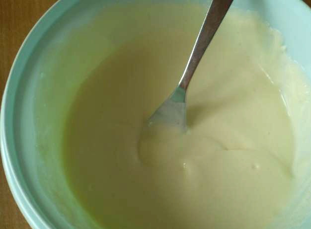 1. Этап. Корзиночки с вишней: Пока тесто настаивается, приготовим крем. Выкладываем в миску сметану с оставшимся сахаром. Насыпаем ванилин и добавляем загуститель сливок. Взбиваем венчиком или вилкой, пока консистенция не станет желейной. Ставим крем в холодильник.