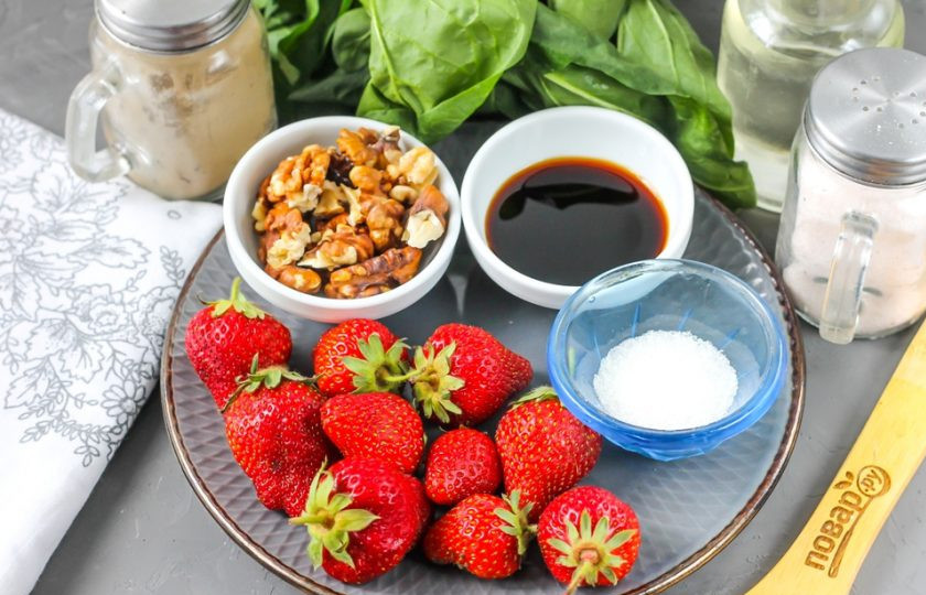 1. Этап. Шпинат с клубникой и орехами: Подготовьте указанные ингредиенты.