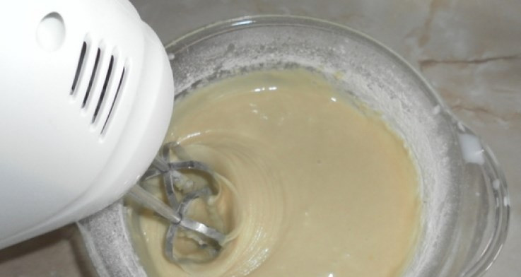 1. Этап. Кексики на молоке: В конце добавляем муку, ванилин, замешиваем тесто. По консистенции похоже на густую сметану.