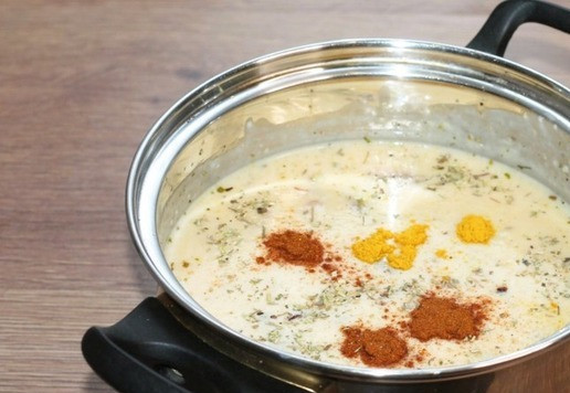 1. Этап. Крем-суп из поленты с сухариками: 8. Доводим суп до кипения и снимаем с огня.