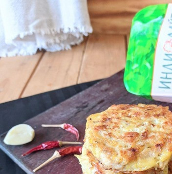 1. Этап. Картофельные драники с индейкой: Такие драники можно есть как холодными, в качестве перекуса, так и подогрев в микроволновке. Приятного аппетита!