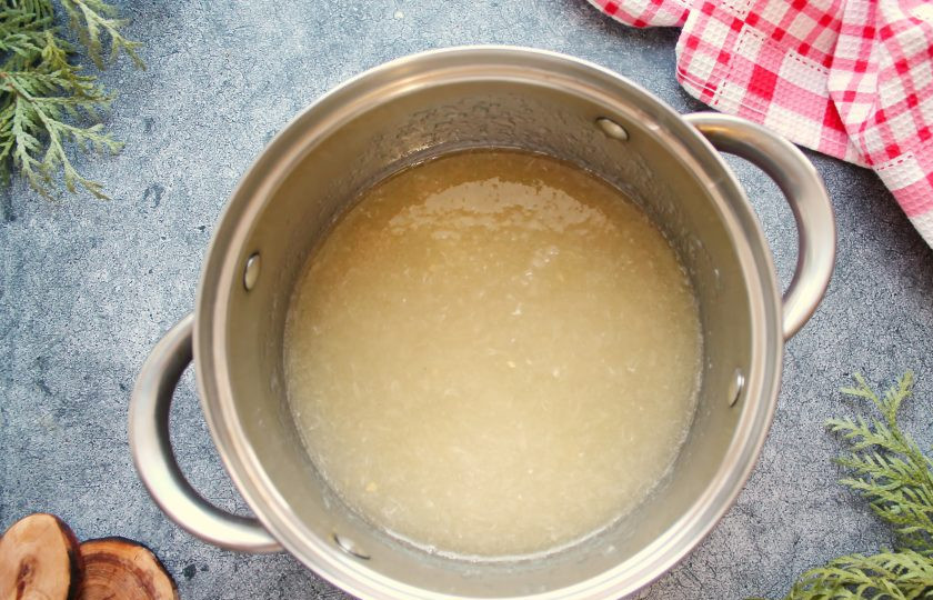 1. Этап. Желейные конфеты в шоколаде: Грейпфрут тщательно вымойте, разрежьте пополам и удалите мякоть. В ней не должно быть белой части и пленок. Пробейте все блендером до однородности.