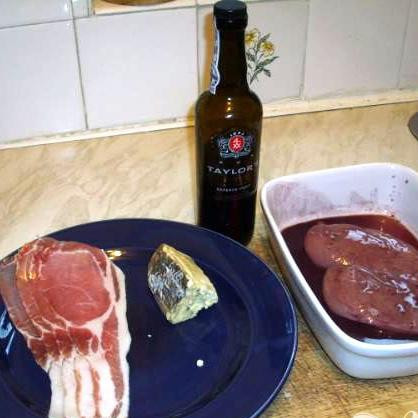 1. Этап. Куриные грудки с голубым сыром: Маринуйте куриную грудку в течении, как минимум 6 часов в портвейне.