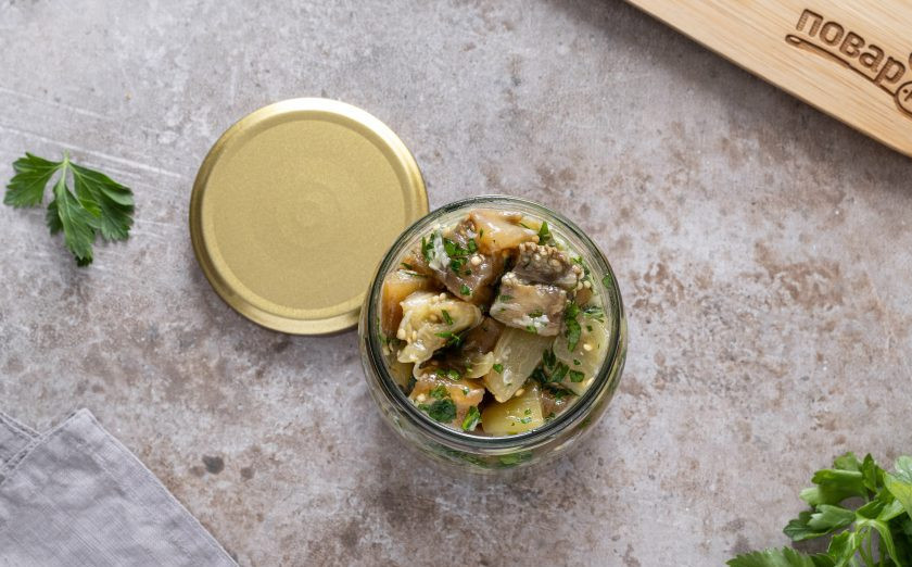 1. Этап. Грибы по-ташкентски: А если хотите заготовить на зиму, то разложите баклажаны по чистым стерилизованным баночкам. Прикройте крышками и стерилизуйте в кипящей воде 20 минут. После герметично закатайте.