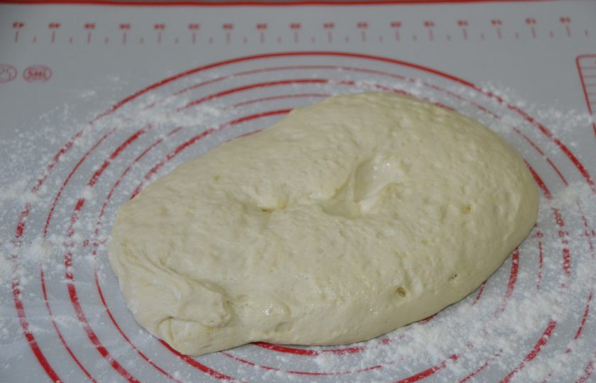 1. Этап. Пицца Пикантная: Выбродившее тесто выложите на рабочую поверхность стола, припыленную мукой.
