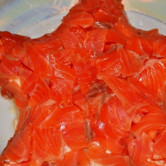 1. Этап. Салат Морская звезда: Наконец, сверху покрываем звездочку тонко нарезанным филе красной рыбы.