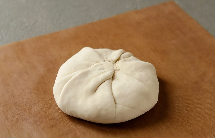 1. Этап. Постные хачапури: Подтяните все края к центру и соедините.