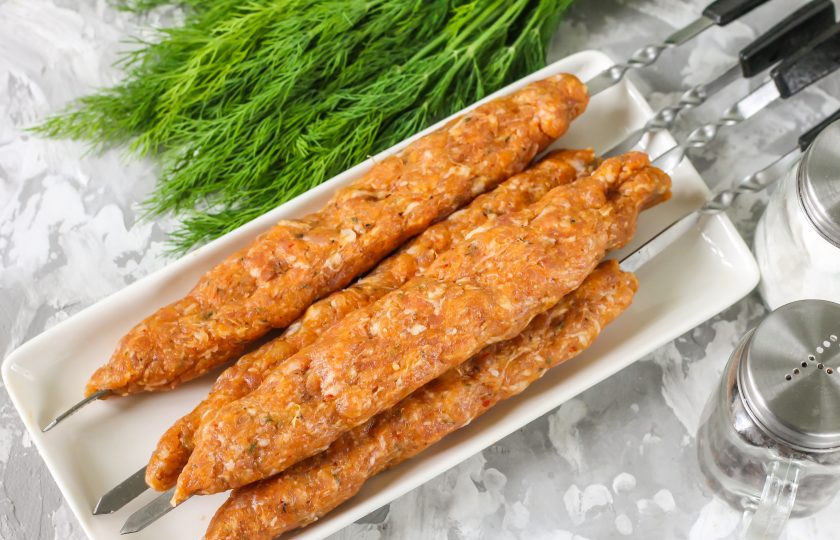 1. Этап. Кийма шашлык: Раскалите мангал или гриль. Протрите шампура - они должны быть сухими. Возьмите в руку часть охлажденного фарша. Сжимая фарш в ладони, нанизайте его на шампур равномерно, оставляя на заготовке следы своих пальцев. Если хотите получить фактурный шашлык, то доверьте это дело мужчине, так как следы женских тоненьких пальчиков практически не видны.