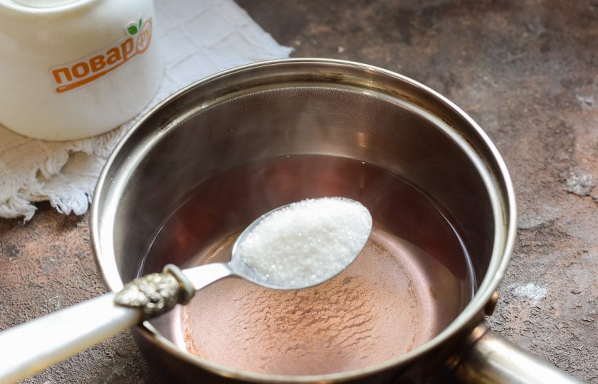 1. Этап. Компот из клубники и сливы на зиму: Последний раз слейте компот в кастрюлю, добавьте сахар, проварите 2-3 минуты.