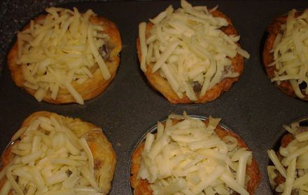 1. Этап. Жульен в корзиночках из теста: 4. Дно корзинок обязательно прокалываем вилкой, после чего ставим их запекаться отдельно. На это уходит около 10 минут. После вытаскиваем их, даем немного остыть, выкладываем начинку, поливаем ее немного сметаной (сметану можно добавить и во время жарки грибов), посыпаем сверху сыром и ставим в разогретую до 180 градусов духовку на 10 минут.