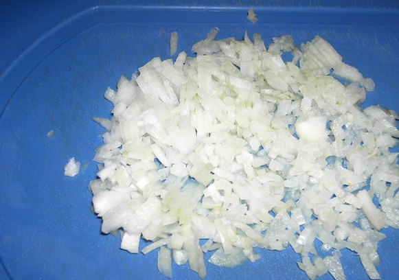 1. Этап. Макароны со свининой в духовке: Лук очистите от шелухи и мелко нарежьте.