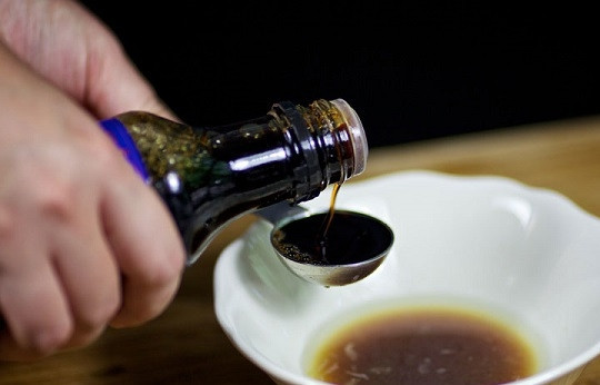 1. Этап. Cоус для лосося: 2. Добавьте к нему классический соевый соус.