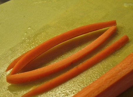 1. Этап. Роллы овощные: 1. Первым делом сварите рис для суши, ориентируясь по инструкции на пачке. Добавьте немного рисового уксуса и остудите его. Очистите и тонкими полосочками нарежьте морковь.