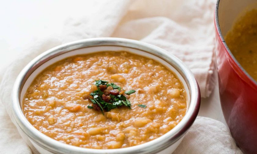 1. Этап. Зимний фасолевый суп: 7. Разлейте суп по тарелкам, украсьте мелко рубленой петрушкой, беконом.