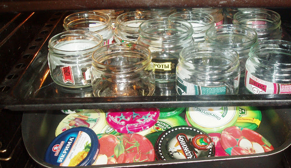 1. Этап. Аджика из зеленых помидоров на зиму: Стеклянные баночки и крышки стерилизуем в духовке 10 минут, температура 100 градусов.