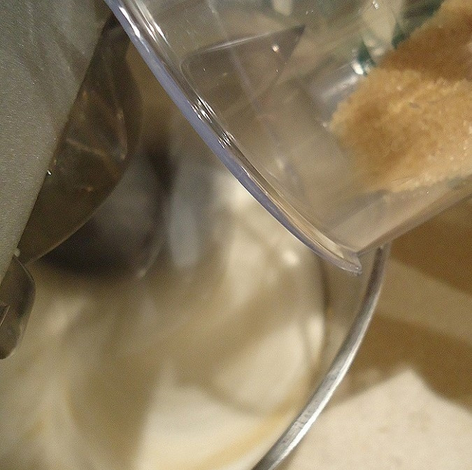 1. Этап. Безе для торта: Потом, продолжая взбивать, добавьте постепенно также коричневый сахар.