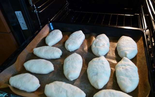 1. Этап. Пирожки с грибами и капустой: Выпекаем в духовке 30 минут, температура 190 градусов. За несколько минут до конца смазываем пирожки взбитым яйцом.