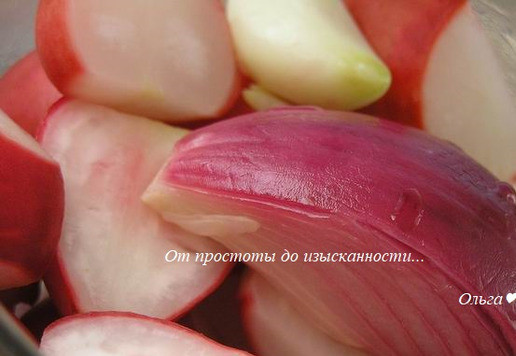 1. Этап. Маринованные овощи с мелиссой: На дно стерилизованной банки положите веточки мяты, добавьте овощи.