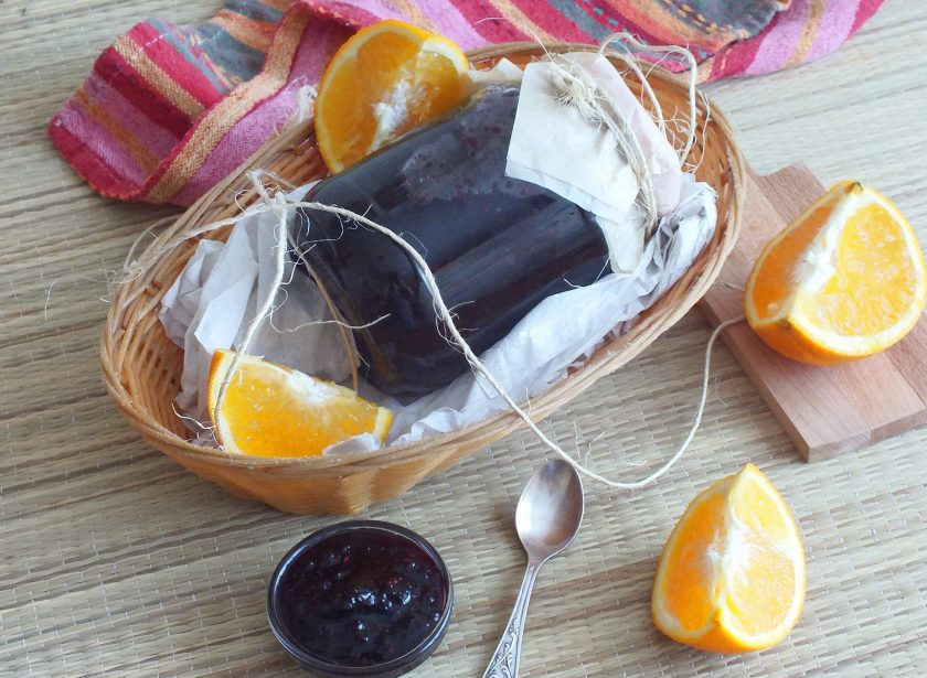 1. Этап. Варенье из черноплодной рябины с апельсином: Дегустировать варенье можно через месяц. Из указанного количества ингредиентов получилась одна баночка объемом 0,5 литра. Удачных вам заготовок!