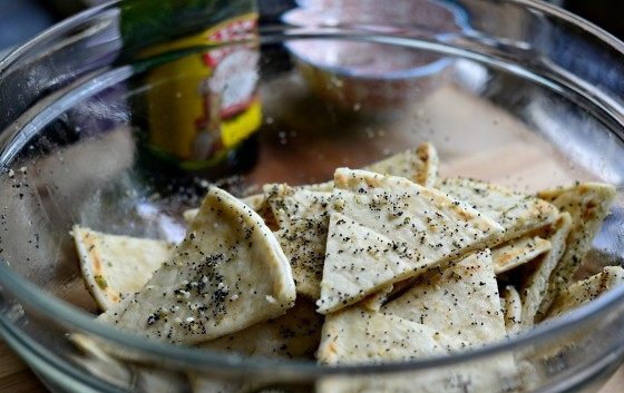 1. Этап. Чипсы из лепёшки: 4. Потом перемешайте их со смесью приправ.