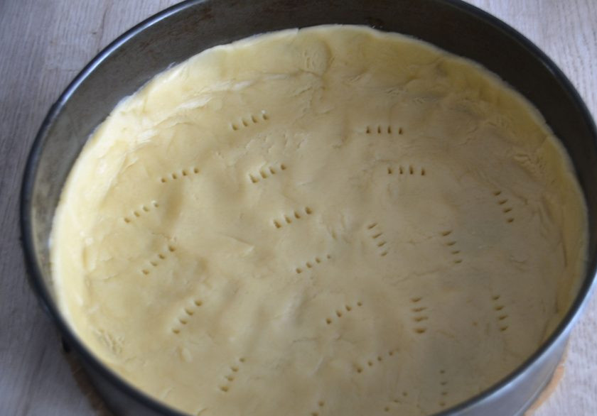 1. Этап. Маковый пирог со сметанной заливкой: Выложите тесто в разъемную форму (диаметром 26 см.), распределите по форме, сформируйте бортики высотой около 2 см., сделайте проколы вилкой.