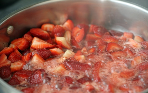 1. Этап. Джем без сахара: 5. Уберите огонь до минимума. Помешивая периодически, томите минут 40.