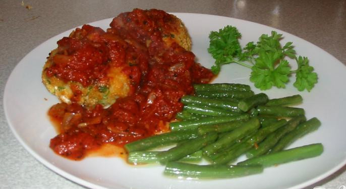 1. Этап. Рыбные котлеты по-домашнему: 5. Пока рыбные котлеты готовятся, обварить зеленую фасоль в воде около 7 минут, добавить сливочного масла в сковородку и обжарить фасоль на сильном огне 1 минуту. Подать котлеты, томатный соус и зеленую фасоль в нагретых тарелках, посыпав петрушкой.
