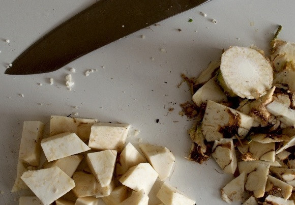 1. Этап. Суп из лука-порей и сельдерея: 1. Очистите корень сельдерея от кожуры и нарежьте его небольшими кубиками. Разрежьте цветную капусту на 4 части. 3 части из 4 выложите на противень и запекайте при 180 градусах.