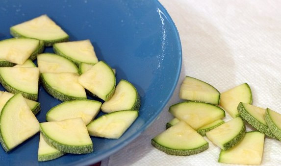 1. Этап. Кабачки по-корейски быстрые: Подержите в подсоленной воде минут 5-7, затем бумажным полотенцем промокните.