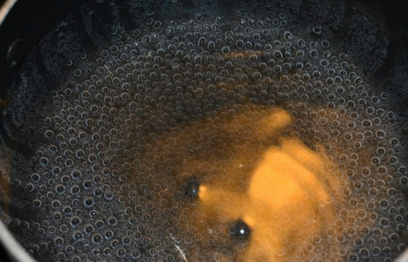 1. Этап. Диетический суп с сельдереем: 6. В кастрюлю налейте воду и доведите ее до кипения (2-3 литра).