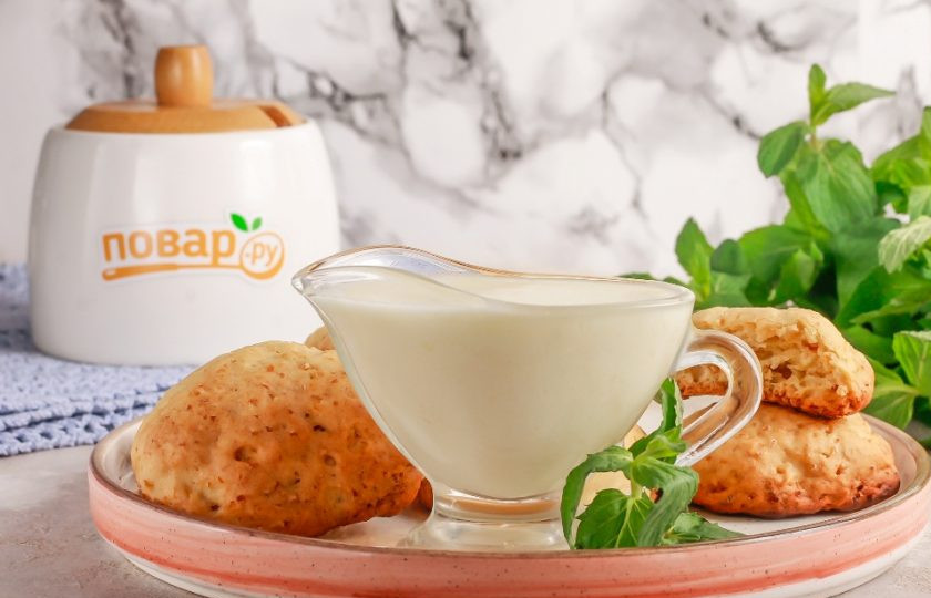 1. Этап. Сливочный соус для детей: Перелейте его в соусник или пиалу и подайте к столу со сладкой выпечкой, блинами, панкейками или оладушками.