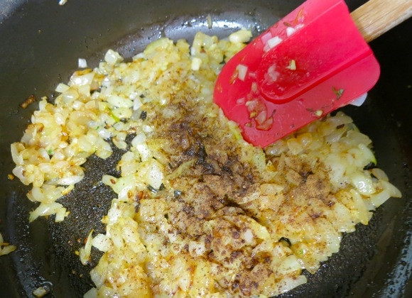 1. Этап. Котлеты из утки: 3. Когда лук станет золотистым, добавьте по вкусу ароматные специи - перец, мускатный орех и т.д. Еще раз перемешайте — и можно снимать с огня.