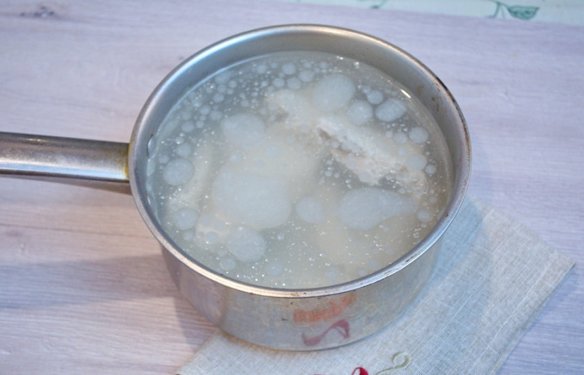 1. Этап. Суп гречневый: Я буду варить суп на бульоне. У меня заранее отваренный мясной бульон. Мясо я тоже использую для супа, но можно обойтись без него. Можно варить суп просто на воде. Поставьте воду/ бульон на огонь и дайте закипеть. В кипящий бульон/воду поместите картофель и пусть он варится.