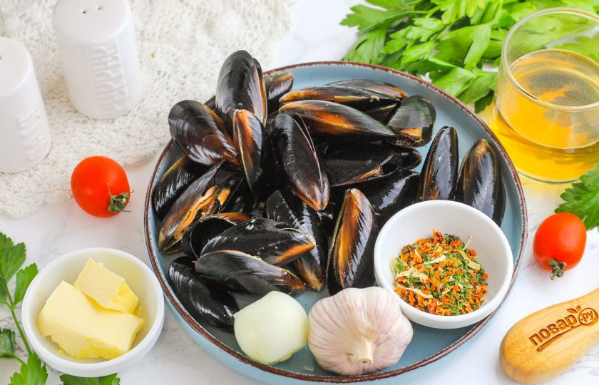 1. Этап. Мидии Мариньер: Подготовьте указанные ингредиенты. Приобретите мидии в раковинах и проследите за тем, чтобы раковины были закрыты.