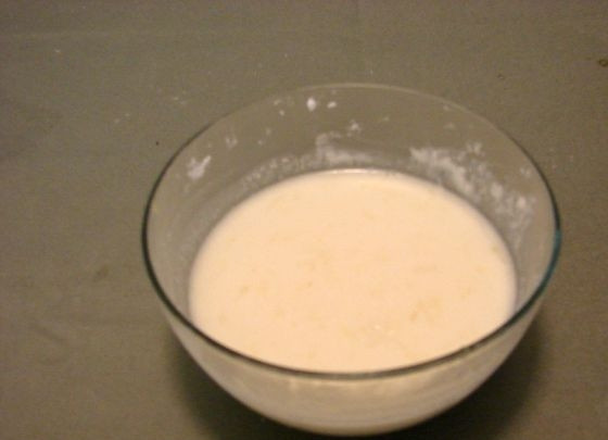 1. Этап. Легкий рецепт кекса: 6. Смешайте сахарную пудру и лимонный сок до образования однородной массы.