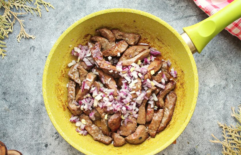 1. Этап. Печень с гарниром: Репчатый лук мелко порежьте и добавьте к печени. Обжаривайте все еще 3 минуты, перемешивая.