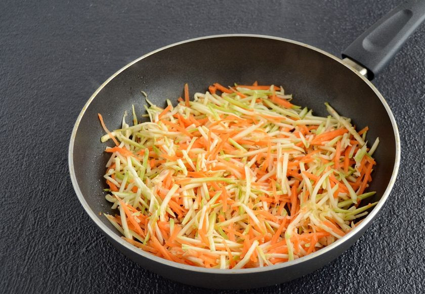 1. Этап. Фунчоза с тофу: Нарежьте кабачок и морковь соломкой, обжарьте в сковороде до мягкости.