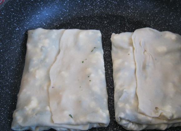 1. Этап. Турецкая лепешка гезлеме: Жарьте на разогретой сковороде до готовности с обеих сторон. Можете немного добавить растительного масла, но в идеале оно не понадобится. Гезлеме готовят на сухой сковороде.