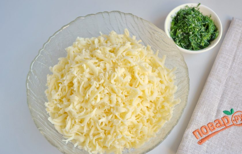 1. Этап. Вкусные кутабы с сыром и зеленью: 5. Пока тесто отдыхает, нужно приготовить начинку. Натрите на крупной терке сулугуни, добавьте рубленую зелень.