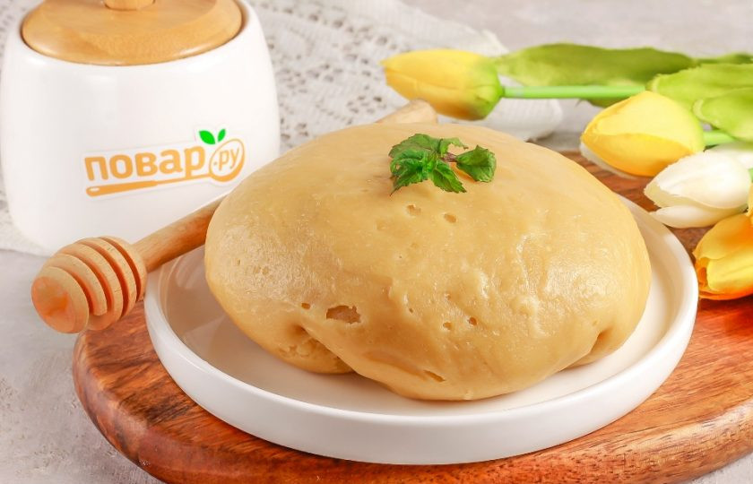 1. Этап. Медовик с вареной сгущенкой и сметаной: Замесите плотное медовое тесто и поместите его в пакет. Отправьте в холодильник на полчаса — оно станет более приятным и сбитым, легче будет раскатываться.