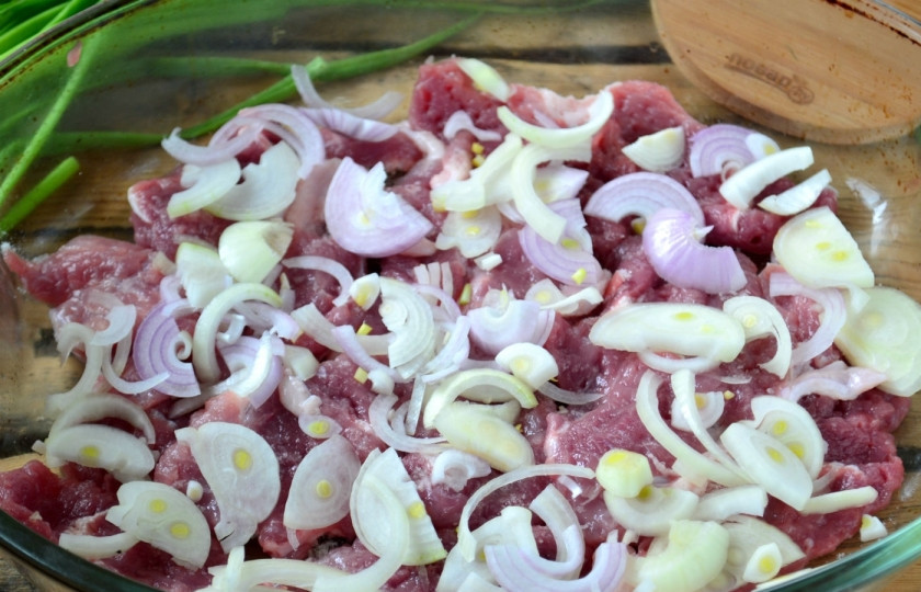 1. Этап. Мясо под шубой: 6. Сверху выложите лук.