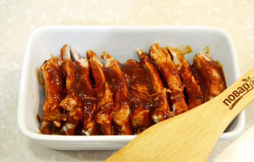 1. Этап. Свиные ребрышки в маринаде: 6. Выложите в жаропрочную форму и запекайте в духовке при 180 градусах около 30 минут.