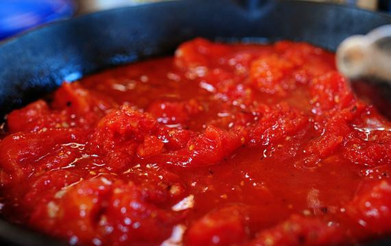 1. Этап. Паста с морепродуктами и помидорами: 4. Довести до кипения и варить 1-2 минуты, затем добавить помидоры с соком. Добавить соль, перец, красный перец хлопьями и варить соус на сильном огне в течение 10-15 минут.