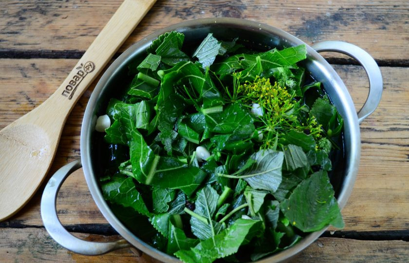 1. Этап. Малосольные огурцы за сутки: Залейте полученной жидкостью огурцы, чтобы их полностью покрыло.