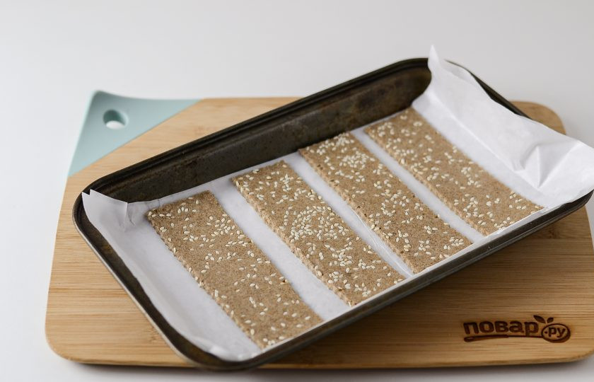 1. Этап. Хлебцы: Разрежьте тесто на прямоугольники. Выложите на противень и выпекайте 15-20 минут в заранее разогретой до 180 градусов духовке.