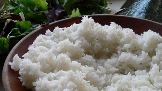 1. Этап. Вегетарианские суши: Рис отварите в 2 стаканах воды. Остудить, добавить уксус смешанный с солью и сахаром, хорошо перемешать.