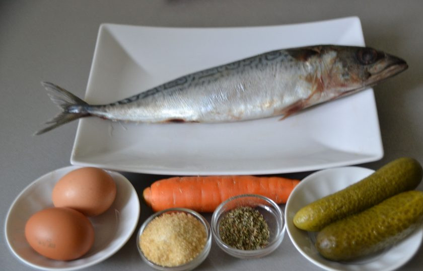 1. Этап. Скумбрия по-царски: Подготовьте все ингредиенты, яйца лучше заранее отварить.